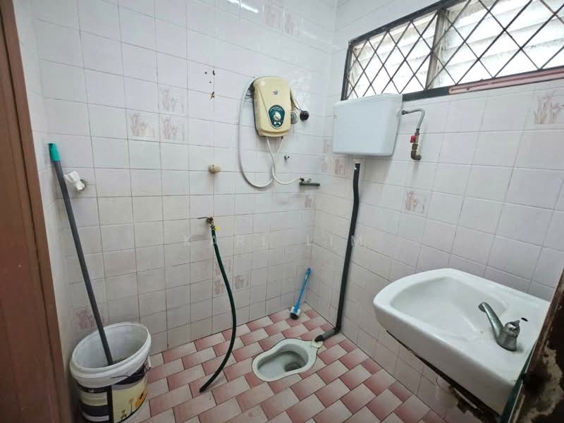 1-storey Terraced House for Sale in Taman Ungku Tun Aminah (Skudai) - Karl Lim - Bathroom - PropertyGuru.com.my