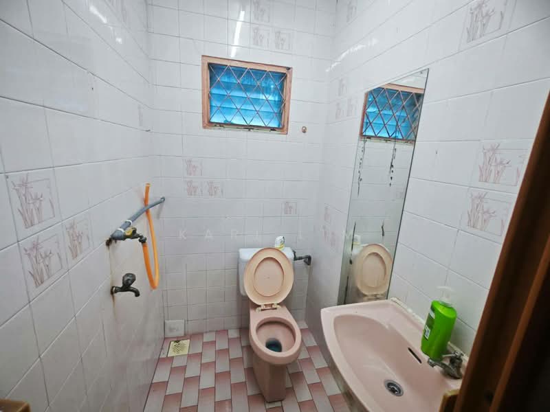 1-storey Terraced House for Sale in Taman Ungku Tun Aminah (Skudai) - Karl Lim - Bathroom - PropertyGuru.com.my