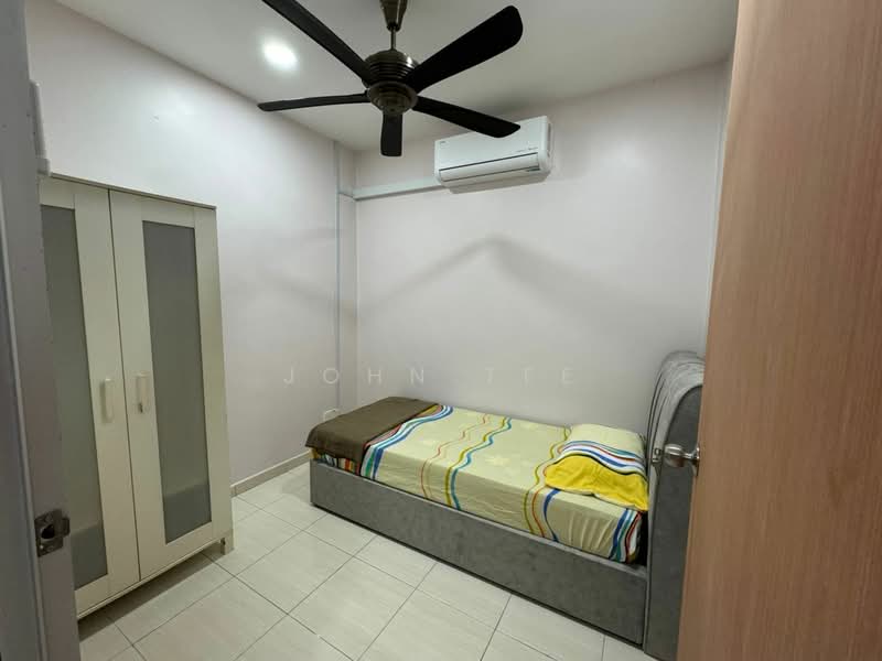 3-storey Terraced House for Rent in Bandar Bukit Tinggi 2 (Klang) - John Tee - Small room, main toilet - PropertyGuru.com.my