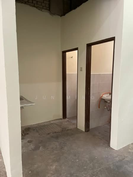 Terrace Factory for Sale in Taman Industri Lembah Jaya (Ampang) - Jun Ming - Bathroom - PropertyGuru.com.my