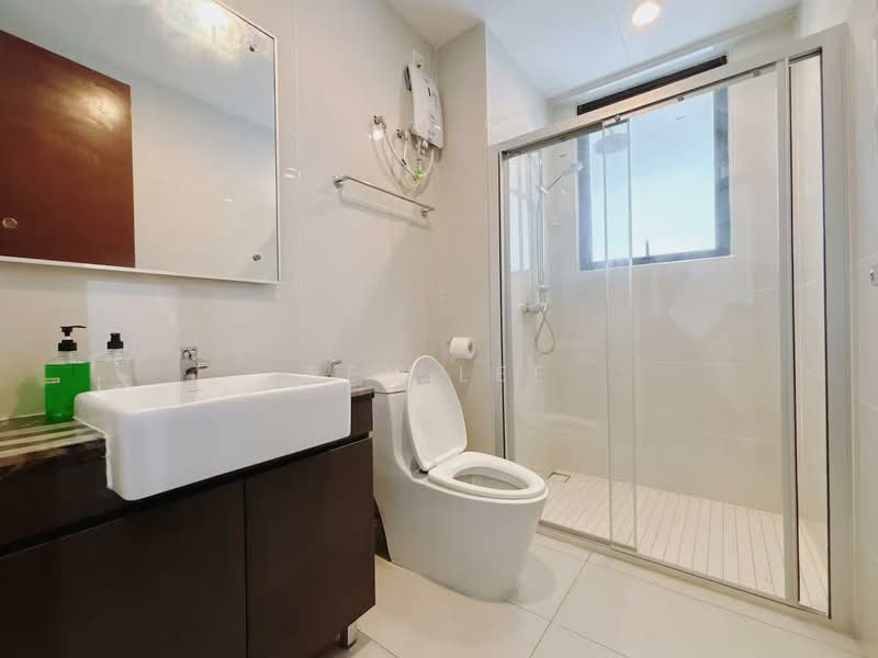 Kondominium untuk Dijual di Royal Strand @ Country Garden Danga Bay - Ben Lee - Bathroom - PropertyGuru.com.my