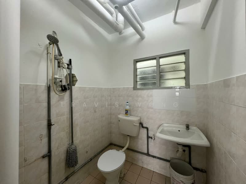Kondominium untuk Dijual di Pelangi Indah Condominium - Travis Wong - Bathroom - PropertyGuru.com.my