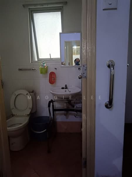 Pangsapuri untuk Dijual di Permas Ville Apartment - Maggie Lee - Bathroom - PropertyGuru.com.my