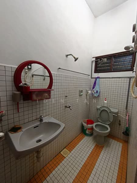 Rumah Teres 2 Tingkat untuk Dijual di Taman Sri Putri (Skudai) - Iden Tan - Bathroom - PropertyGuru.com.my