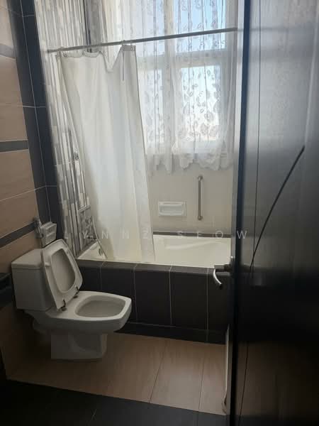 Kondominium untuk Disewa di Fettes Residence - Lynnz Seow - Bathroom - PropertyGuru.com.my