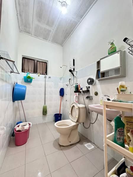 Rumah Teres 2 Tingkat untuk Dijual di Taman Bersatu (Kulai) - Kino Jaw - Bathroom - PropertyGuru.com.my