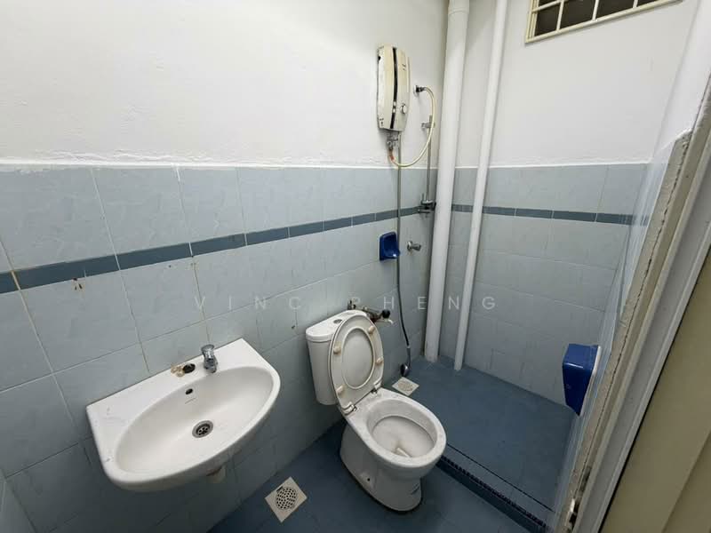 Pangsapuri untuk Disewa di Pangsapuri Laksamana - Vinc Pheng - Bathroom - PropertyGuru.com.my