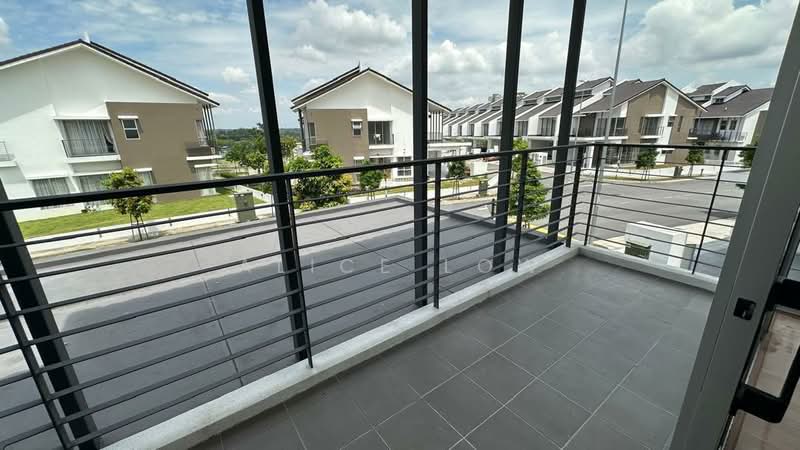 2-storey Terraced House for Sale in Tamansari (Rawang) - Alice Low - Balcony - PropertyGuru.com.my