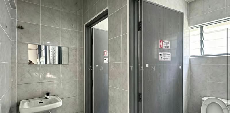 Kilang untuk Disewa di Kampung Baru Sungai Buloh (Sungai Buloh) - Lucas Tan - Bathroom - PropertyGuru.com.my