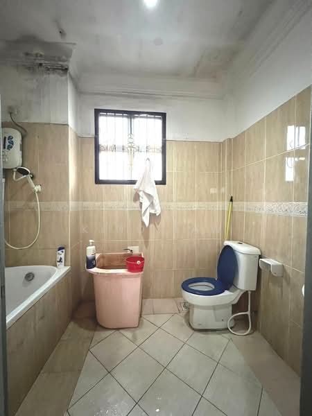Semi-Detached House for Sale in Taman Putri Kulai (Kulai) - Kino Jaw - Bathroom - PropertyGuru.com.my