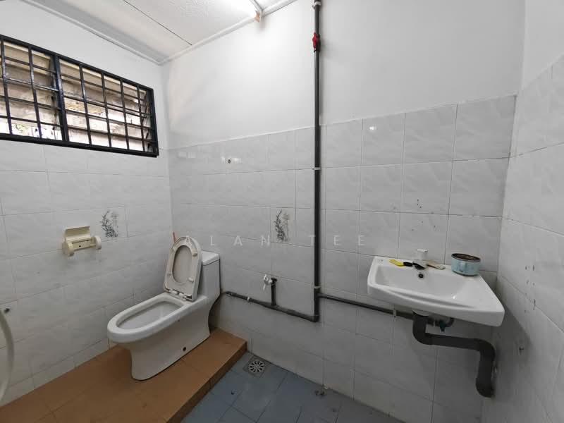 1-storey Terraced House for Sale in Sri Gading (Johor) - Alan Tee - Bathroom - PropertyGuru.com.my