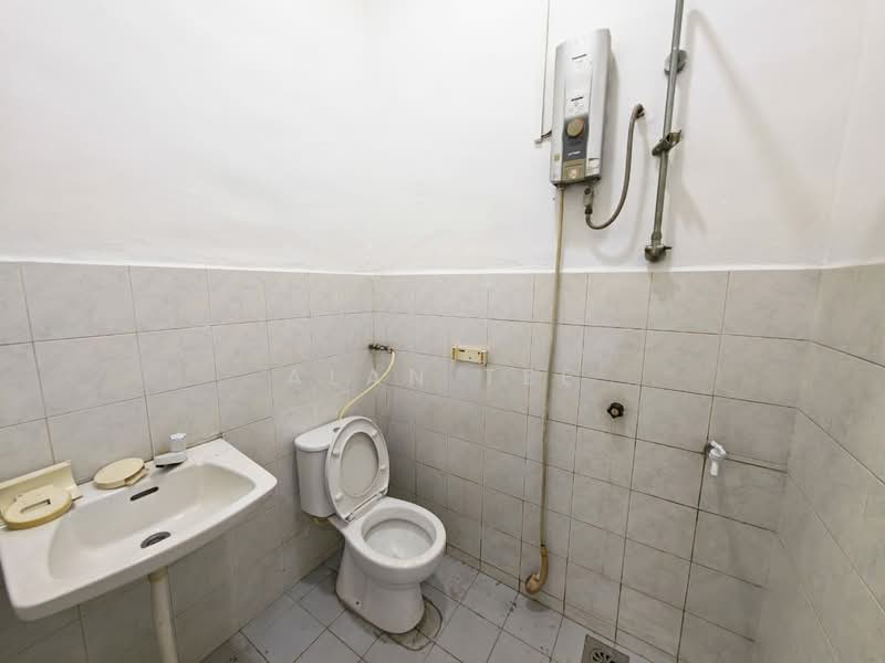 1-storey Terraced House for Sale in Sri Gading (Johor) - Alan Tee - Bathroom - PropertyGuru.com.my