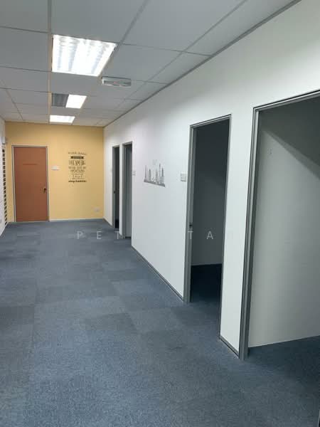 Kedai / Pejabat untuk Disewa di Kampung Sungai Kayu Ara (Petaling Jaya) - Peter Tan - Corridor - PropertyGuru.com.my
