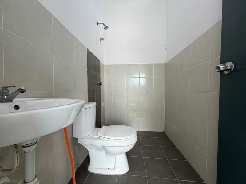 Rumah Teres 2 Tingkat untuk Dijual di Taman Scientex Rawang (Rawang) - SK Luk - Bathroom - PropertyGuru.com.my