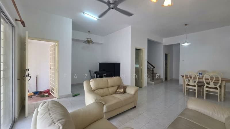 Rumah Teres 2 Tingkat untuk Dijual di Taman Bukit Subang (Shah Alam) - Fazie Noor - Living Room - PropertyGuru.com.my