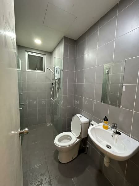 Servis Apartment untuk Disewa di Savanna Executive Suite @ Southville City - Danny Nabil - Bathroom - PropertyGuru.com.my