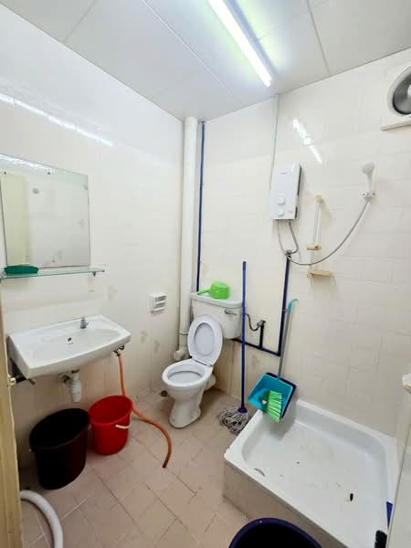 Pangsapuri untuk Disewa di Midlands Court - Edwin Ewe - Bathroom - PropertyGuru.com.my