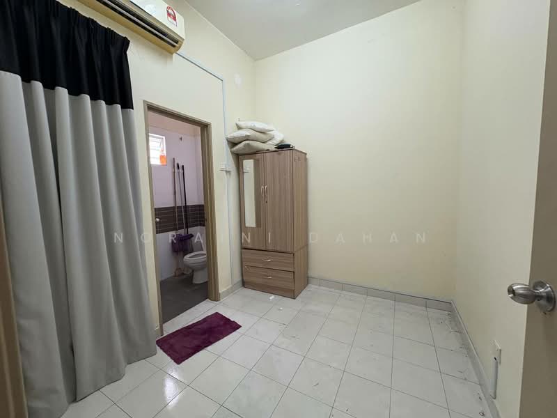 Rumah Teres 2 Tingkat untuk Dijual di Taman Ixora (Sepang) - Noraini Dahan - Bedroom - PropertyGuru.com.my