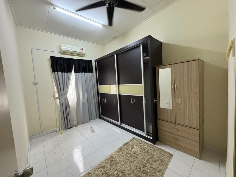 Rumah Teres 2 Tingkat untuk Dijual di Taman Ixora (Sepang) - Noraini Dahan - Bedroom - PropertyGuru.com.my