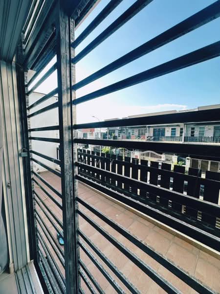 Rumah Teres 2 Tingkat untuk Dijual di Taman Bestari Indah (Ulu Tiram) - Tommy Tai - Balcony - PropertyGuru.com.my