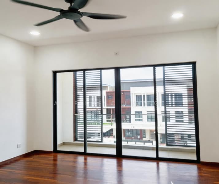 Rumah Teres 3 Tingkat untuk Disewa di Setia Utama (Setia Alam) - Apple Chang - Balcony - PropertyGuru.com.my