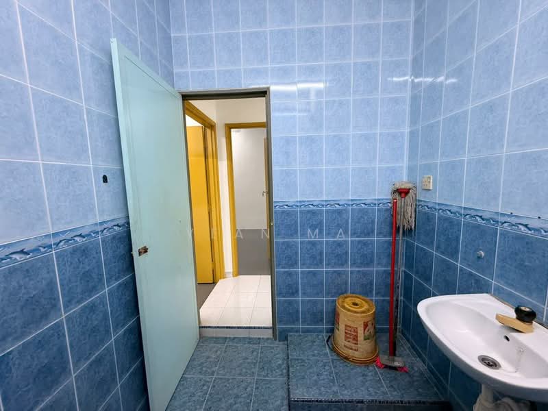 Flat for Sale at Bandar Baru Kundang - Yean Ma - Bathroom - PropertyGuru.com.my