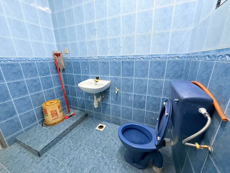 Flat for Sale at Bandar Baru Kundang - Yean Ma - Bathroom - PropertyGuru.com.my