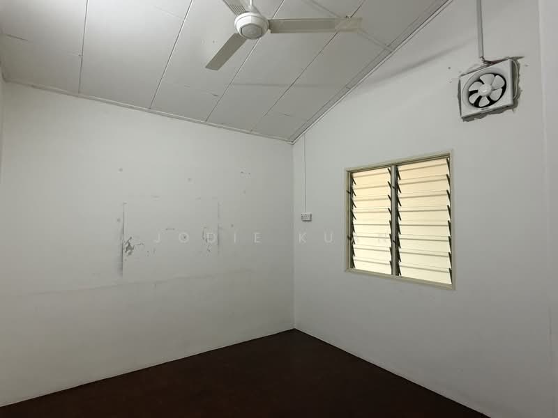 2-storey Terraced House for Sale in Taman Ipoh Jaya (Ipoh) - Jodie Kuan - Bedroom 2 - PropertyGuru.com.my