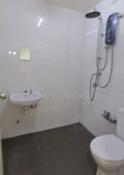 Service Residence for Sale at Vista Alam Serviced Apartment - Bing Bing - Bathroom - PropertyGuru.com.my