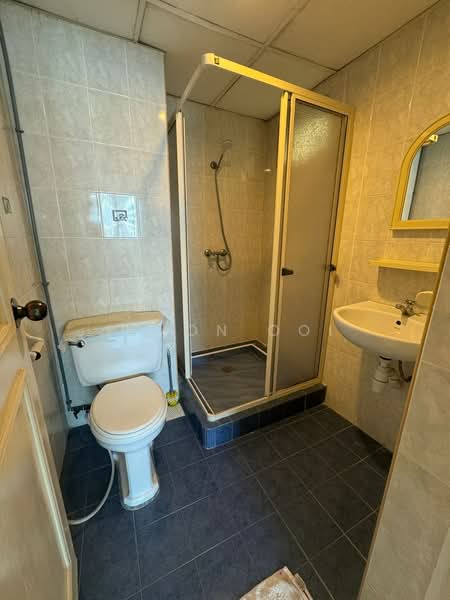 Kondominium untuk Dijual di Gold Coast Resort Condominium - Simon Ooi - Bathroom - PropertyGuru.com.my
