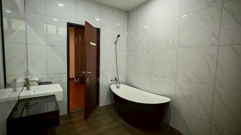Rumah Teres 2 Tingkat untuk Disewa di Senibong (Permas Jaya) - Jameson Choo - Bathroom - PropertyGuru.com.my