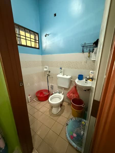 Rumah Teres 1 Tingkat untuk Dijual di Bandar Putra (Kulai) - Daniel Yong - Bathroom - PropertyGuru.com.my
