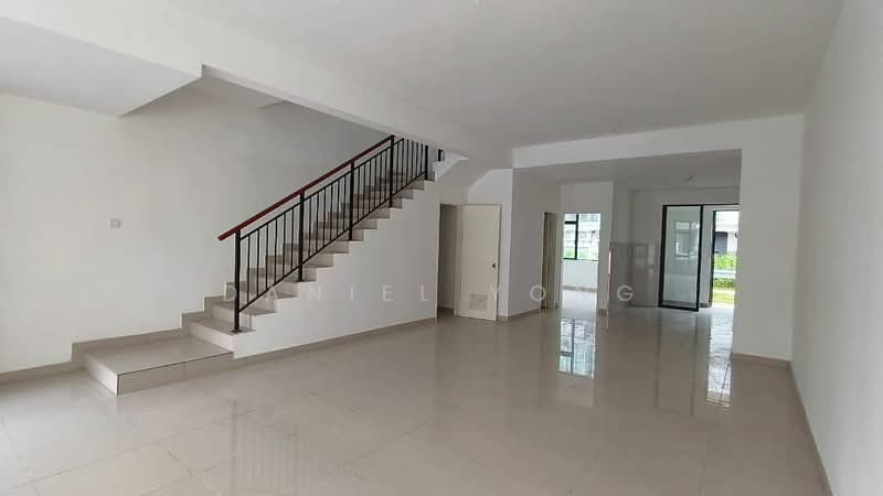 Rumah Teres 2 Tingkat untuk Dijual di Taman Damansara Aliff (Tampoi) - Daniel Yong - Living Room - PropertyGuru.com.my