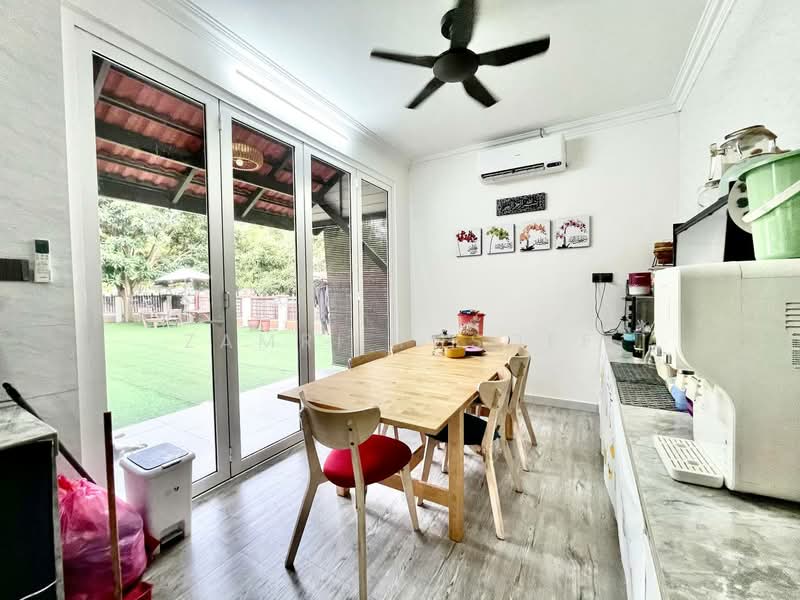 Rumah Berkembar untuk Dijual di Bandar Nusaputra (Puchong) - Zamri Yusoff - Dining Room - PropertyGuru.com.my
