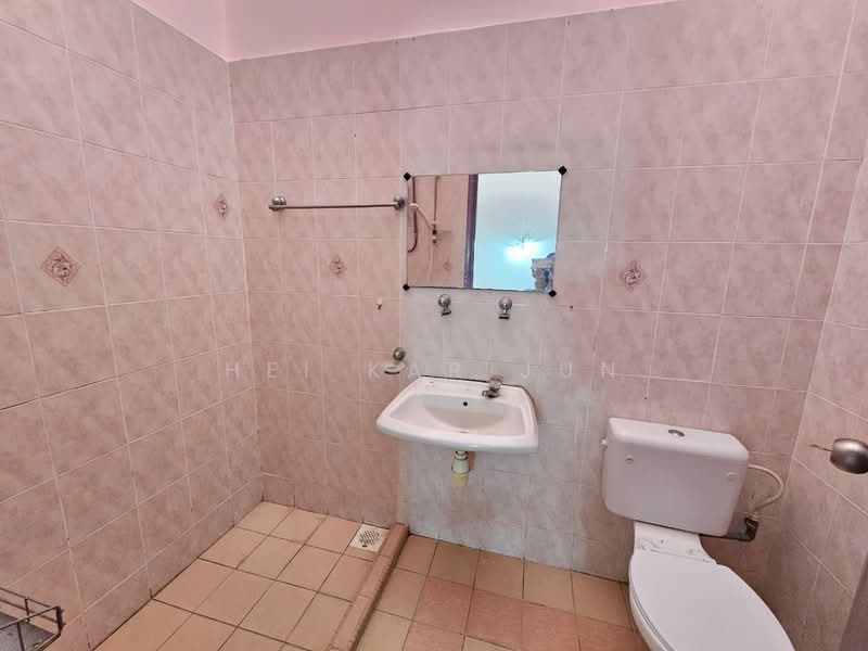 Rumah Teres untuk Dijual di Taman Bukit Mewah (Kajang) - Hei Kar Jun - Bathroom - PropertyGuru.com.my