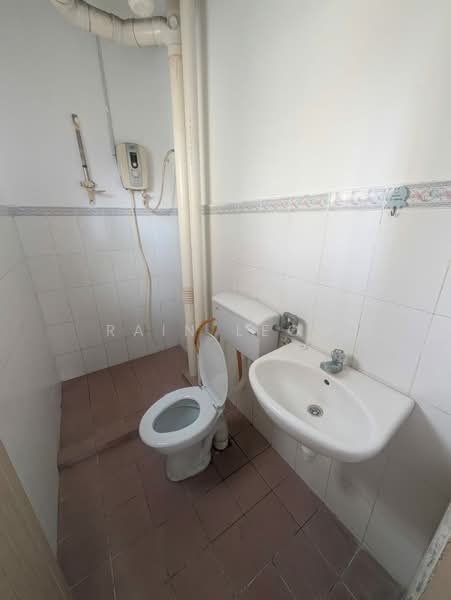Apartment for Rent at Pangsapuri Bayu Suria (Summerfields Apartments) - Rain Leow - Bathroom - PropertyGuru.com.my