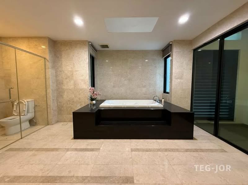 Rumah Teres untuk Dijual di Duta Villa (Setia Alam) - KH Chong - Bathroom - PropertyGuru.com.my