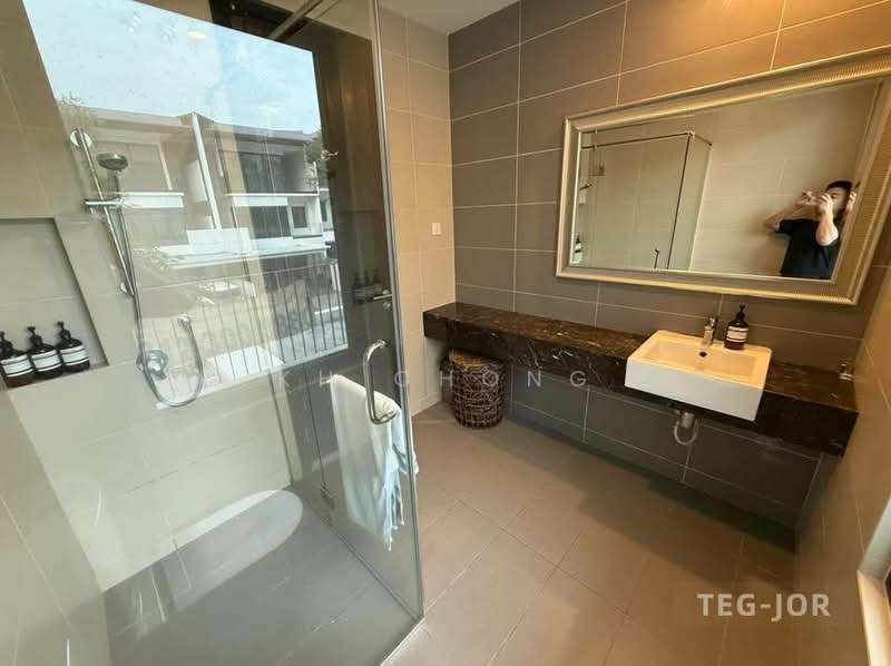 Rumah Teres untuk Dijual di Duta Villa (Setia Alam) - KH Chong - Bathroom - PropertyGuru.com.my