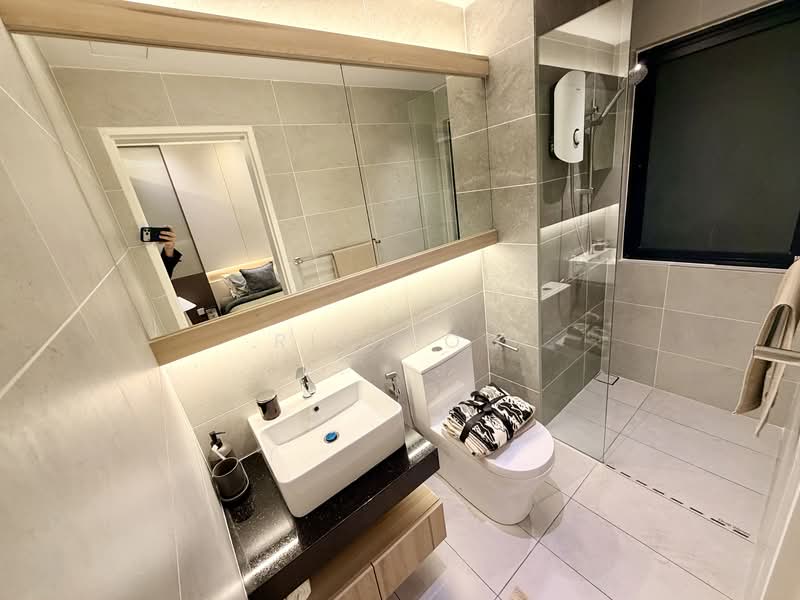 Servis Apartment untuk Dijual di The Atera @ Petaling Jaya - Phase 2 - Ric Foo - Modern Bathroom with Glass Shower Screen - PropertyGuru.com.my
