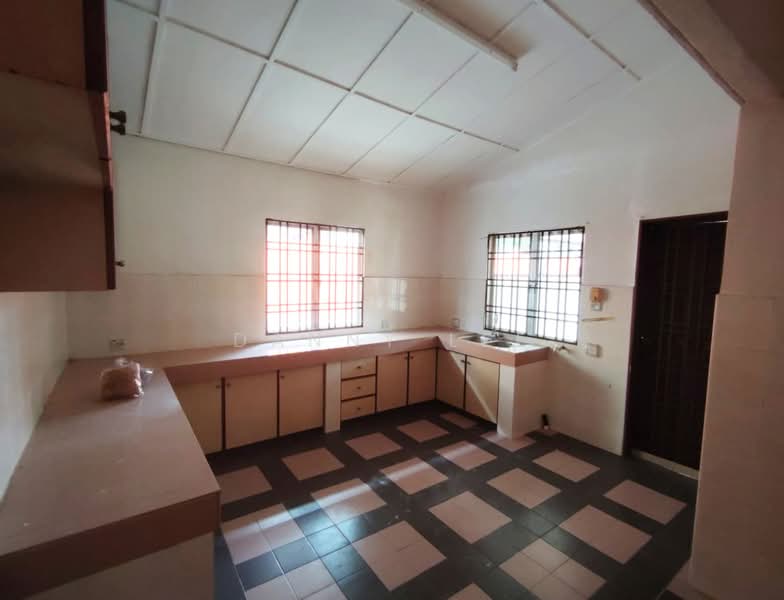 Terraced House for Sale in Bandar Putra Permai (Seri Kembangan) - Danny Lee - Kitchen - PropertyGuru.com.my