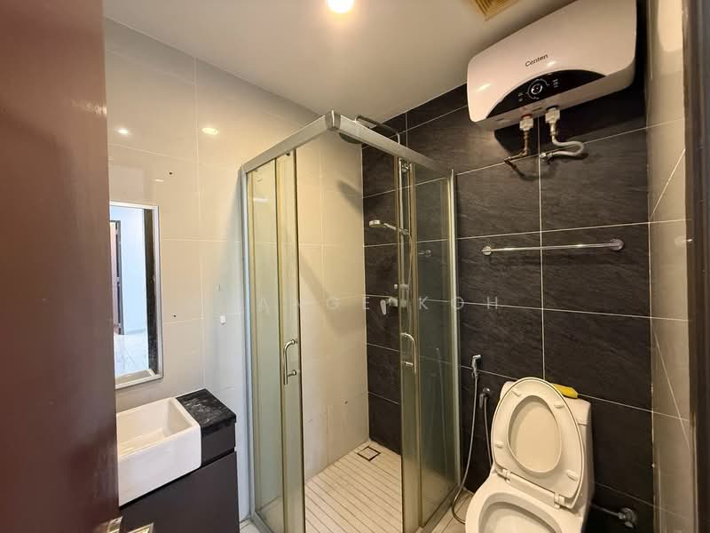 Condominium for Rent at Bay Laurel @ Country Garden Danga Bay - Orange Koh - Bathroom - PropertyGuru.com.my