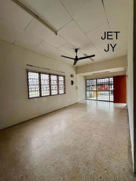 Rumah Teres 1 Tingkat untuk Dijual di Taman Desawan (Klang) - KH Chong - Living Room - PropertyGuru.com.my
