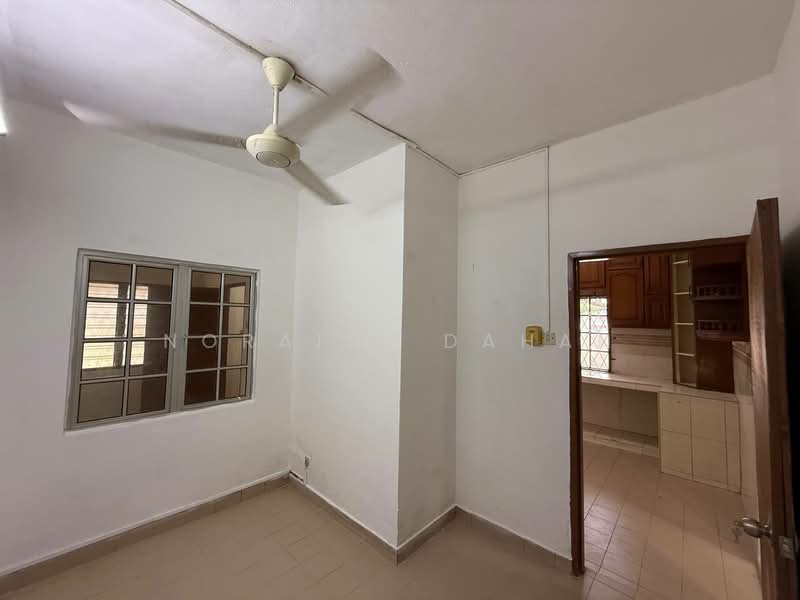 Rumah Teres 2 Tingkat untuk Dijual di Seksyen 4 (Bangi) - Noraini Dahan - Kitchen - PropertyGuru.com.my