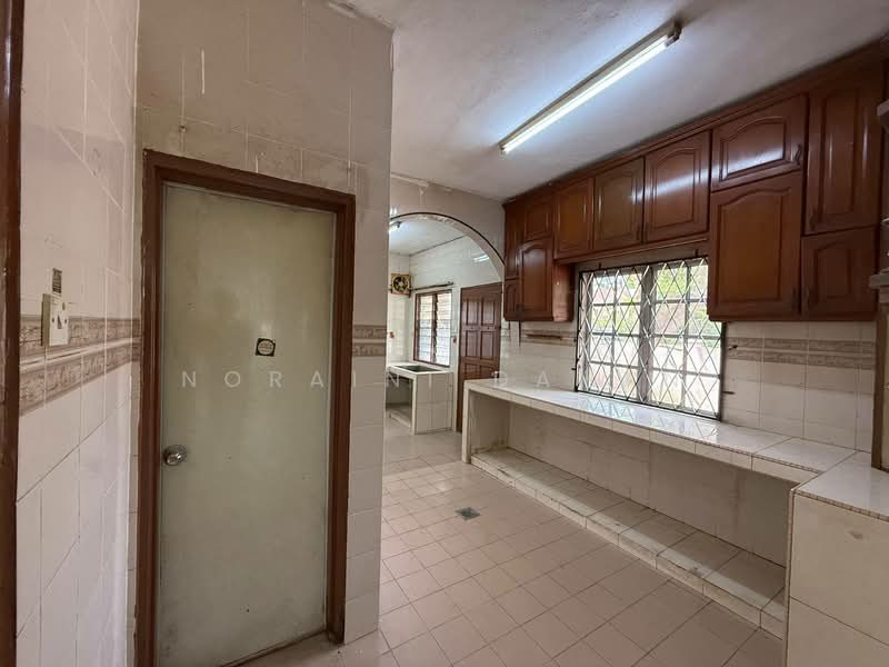 Rumah Teres 2 Tingkat untuk Dijual di Seksyen 4 (Bangi) - Noraini Dahan - Kitchen - PropertyGuru.com.my