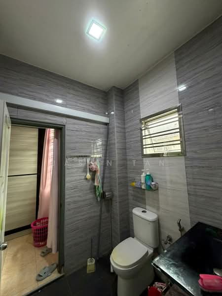Rumah Teres 2 Tingkat untuk Dijual di Taman Setia Indah (Tebrau) - Jason Tan - Bathroom - PropertyGuru.com.my