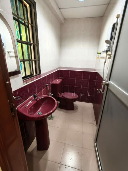 Rumah Banglo untuk Disewa di Taman Nong Chik (Johor Bahru) - Reny Hee - Bathroom - PropertyGuru.com.my