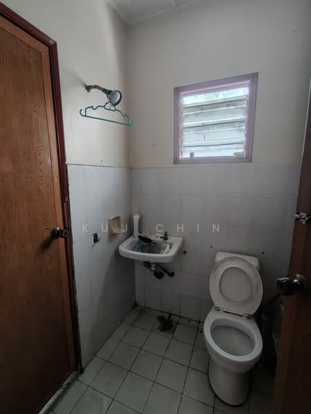 Rumah Teres 2 Tingkat untuk Dijual di Taman Tampoi Indah (Tampoi) - Kuu Chin - Bathroom - PropertyGuru.com.my