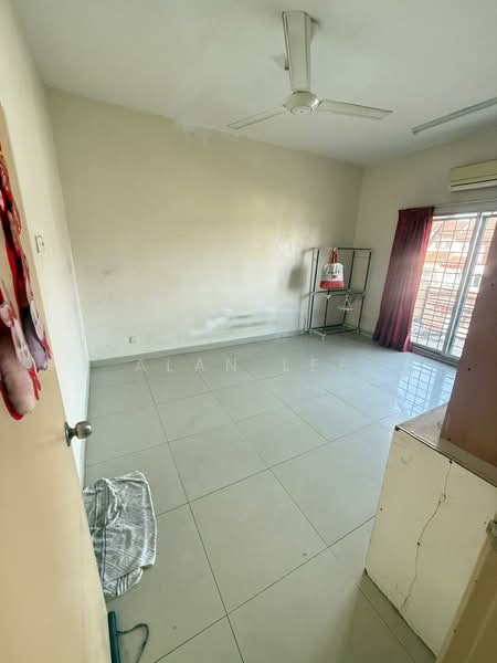 Rumah Teres 2.5 Tingkat untuk Dijual di Taman Bukit Serdang (Seri Kembangan) - Alan Lee - Living Room - PropertyGuru.com.my
