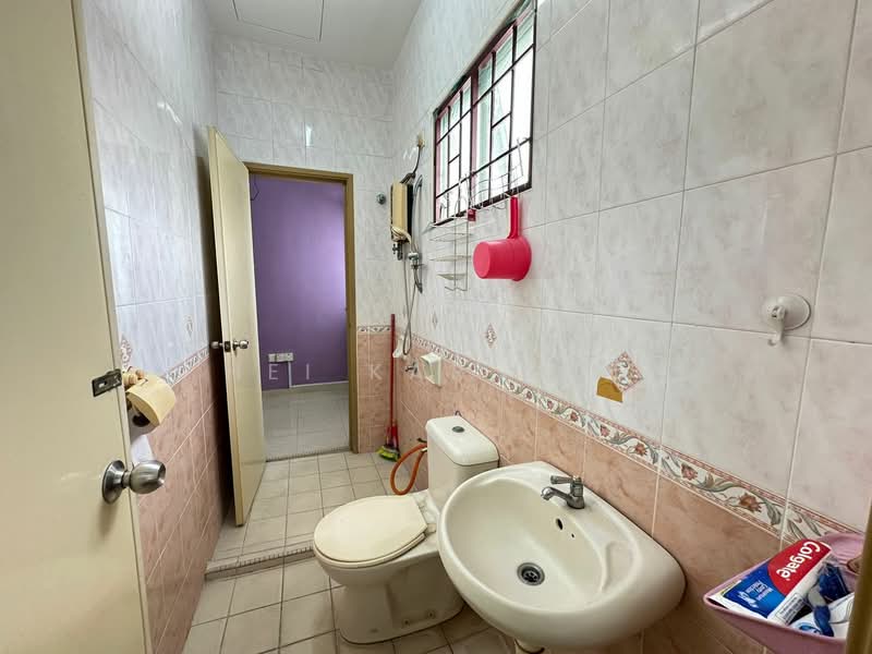 Rumah Teres untuk Dijual di Taman Seri Taming (Cheras) - Hei Kar Jun - Bathroom - PropertyGuru.com.my