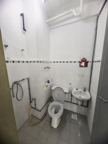 Kondominium untuk Disewa di Azuria Condominium - Weng Sern - Bathroom - PropertyGuru.com.my